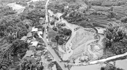 23日夜间至24日凌晨,重庆市永川区遭遇特大暴雨袭击,瞬时极端强降雨引发山洪、滑坡与泥石流灾害,多个街道、乡镇受灾严重。新华社发